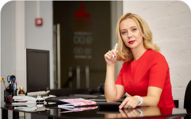 Бухгалтер Алла Стрекалова отвечает на вопрос по телефону